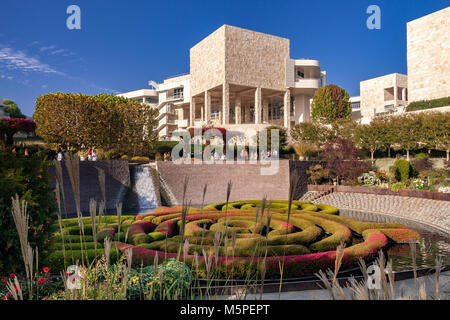 Getty Center Gärten mit dem Hedge maze als Hauptmerkmal, in Brentwood, Los Angeles, Kalifornien. Das Getty Center ist ein Campus der Getty Museum. Stockfoto