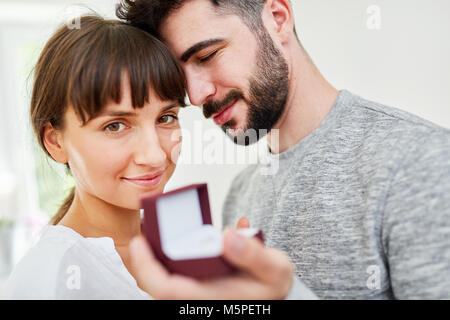 Junger Mann mit Hochzeit Ringe in einer Box macht eine Liebeserklärung an Frau Stockfoto