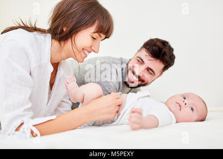 Mutter und Vater zusammen ändern Sie die Windeln für ihr Baby Stockfoto