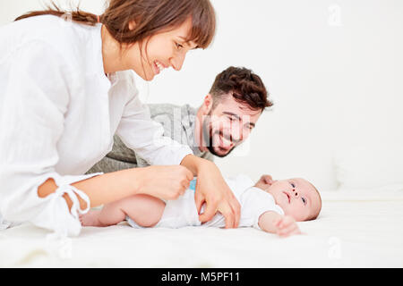 Fürsorgliche Eltern bilden eine Windel wechseln mit Ihrem kleinen Baby Stockfoto