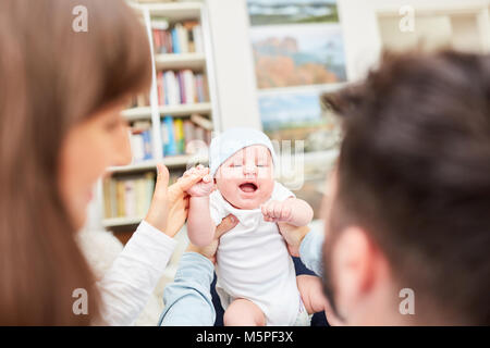 Neugeborenes Baby packt die Hand der Mutter als Reflex Stockfoto