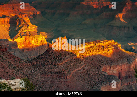 Sonnenaufgang am Grand Canyon, die aufgehende Sonne aus und Highlights interessante Felsformationen in den weiten Raum des Canyon entlang, Arizona Stockfoto