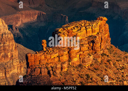 Sonnenaufgang am Grand Canyon, die aufgehende Sonne aus interessanten Felsformationen in der Nähe Yaki Point an der Canyon Süd-Rand, Arizona, USA Stockfoto