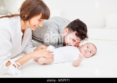 Eltern Windel wechseln mit Ihrem neugeborenen Baby Stockfoto