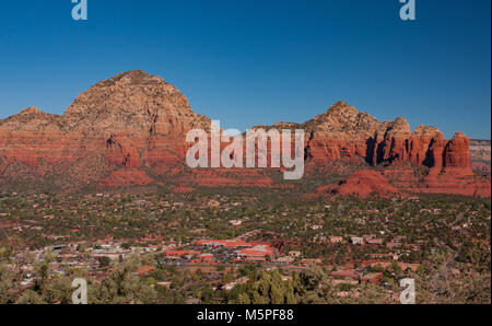 Stadt Sedona, Arizona und einen Blick auf die Kaffeekanne Rock vom Flughafen Mesa übersehen, Sedona, Arizona, USA Stockfoto