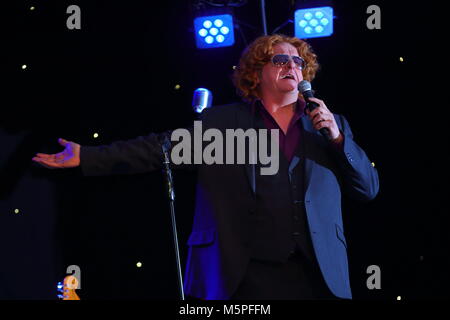 Darren Alboni Durchführung seiner Mick Hucknall tribute Act während der ultimative Tribut an Swillington Bergleute Tierschutz Verein in Leeds Stockfoto