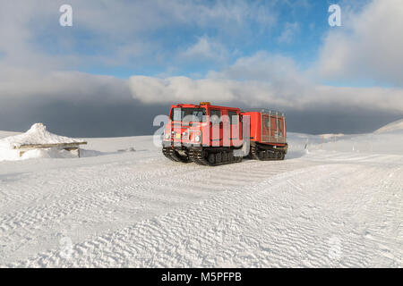 Red ratrak Snowcat im Winter bergen ein roter Schnee tucker mit dem Schnee im Riesengebirge Berg bedeckt. Rot über - Schnee Fahrzeug, Stockfoto