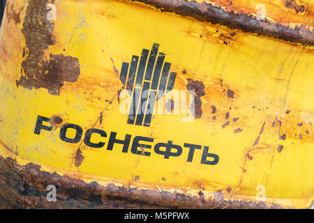 Rosneft Engineering Schmieröl Barrel gewaschen auf einem Cornwall Strand. Metapher Russische Ölproduktion, Russland Ölsenkungen, OPEC+ Mitglied, Ölkrise 2020. Stockfoto