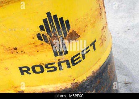 Rosneft Engineering Schmieröl Barrel gewaschen auf einem Cornwall Strand. Metapher Russische Ölproduktion, Russland Ölsenkungen, OPEC+ Mitglied, Ölkrise 2020. Stockfoto