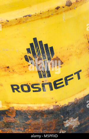 Rosneft Engineering Schmieröl Barrel gewaschen auf einem Cornwall Strand. Metapher Russische Ölproduktion, Russland Ölsenkungen, OPEC+ Mitglied, Ölkrise 2020. Stockfoto