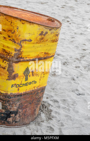 Rosneft Engineering Schmieröl Barrel gewaschen auf einem Cornwall Strand. Metapher Russische Ölproduktion, Russland Ölsenkungen, OPEC+ Mitglied, Ölkrise 2020. Stockfoto