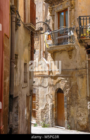 Rustikalen Fassade eines Balkon und Wohnung in der Stadt Sciacca, Sizilien, Italien. Stockfoto