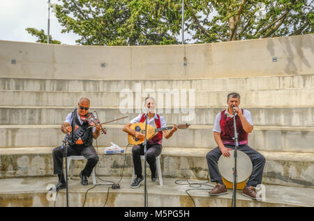 Arsos, Zypern - Oktober 8, 2017: Zypriotische Trio der Musiker spielt Schlagzeug, Violine und laouto. Stockfoto