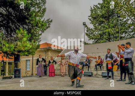 Arsos, Zypern - Oktober 8, 2017: Zypriotische Tänzer in traditionellen Kostümen mit anderen Tänzern klatschen. Stockfoto