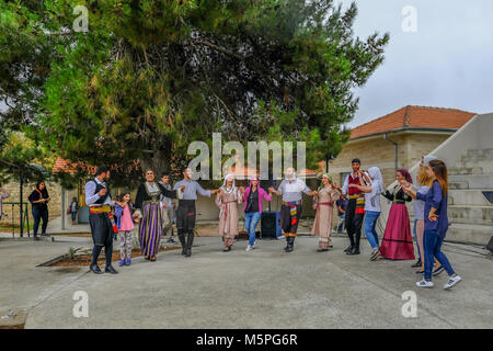 Arsos, Zypern - Oktober 8, 2017: Zypriotische Tänzerinnen ein traditioneller Gruppentanz mit Publikum. Stockfoto