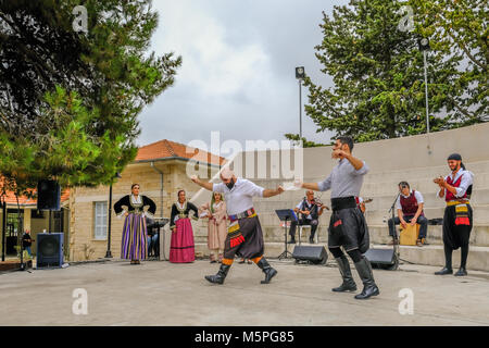 Arsos, Zypern - Oktober 8, 2017: Zypriotische Tänzerinnen in traditionellen Kostümen. Stockfoto