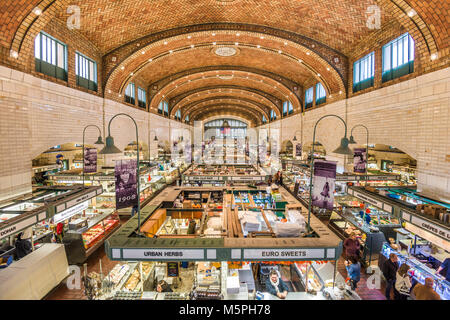 CLEVELAND, Ohio - 30. Oktober 2017: Der Westseite Markt Interieur. Es ist das älteste Markt Platz in Cleveland. Stockfoto