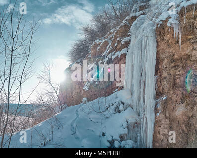 Riesige Eisblöcke hängen von der Klippe. Die Schönheit der Wilden. Stockfoto