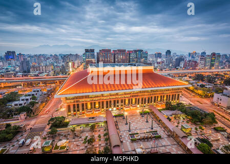 Taipei, Taiwan Stadtbild über der Station. Stockfoto