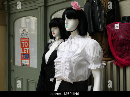 Mannequins außerhalb leerer Laden in Leeds mit Vintage-Kleidung, Corn Exchange, Leeds, England, Großbritannien Stockfoto