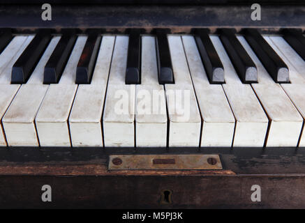 Detail des alten, kaputten und staubigen piano Klaviatur Stockfoto