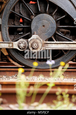 Nahaufnahme Detail von Rad und Stößelstangen von restaurierten alten Dampflokomotive Stockfoto