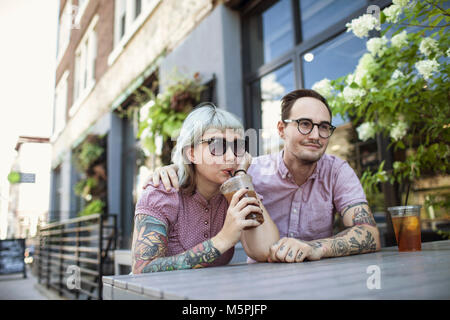 Junges Paar in Outdoor Cafe trinken Eistee sitzen Stockfoto