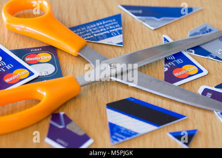 Eine Schere in der Mitte zerschnitten Kreditkarten - Kreditkarte Schuld Konzept Stockfoto