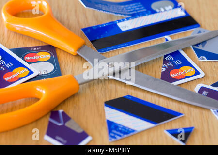 Eine Schere in der Mitte zerschnitten Kreditkarten - Kreditkarte Schuld Konzept Stockfoto