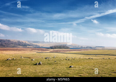 Britische Landschaft: Schöne Aussicht an einem sonnigen Tag von der Malham Moor Road, Malham Tarn und Malham Crag Stockfoto