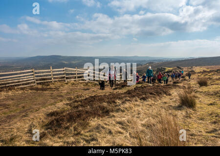 Große Gruppe von Wanderern eine Winter ramble on Ilkley Moor mit Blick auf Wharfedale Stockfoto