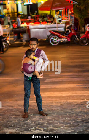 SIEM REAP, Kambodscha - 22. MÄRZ 2013: Unbekannter kambodschanische Kinder Stockfoto