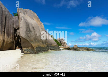Unglaublich malerische Paradise Beach. Granitfelsen, weißer Sand, Palmen, türkisfarbenes Wasser am tropischen Strand Anse Source D'Argent, La Dique, Seychellen Stockfoto