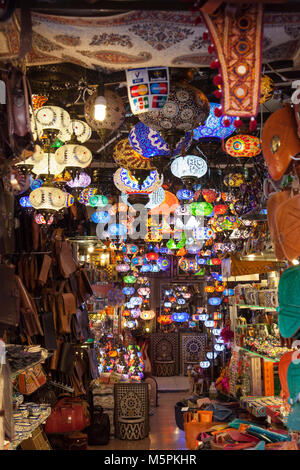 Granada, Spanien: das türkische Mosaik Lampen und Kunsthandwerk zum Verkauf auf der Calle Calderería Nueva im unteren Viertel Albaicín. Die Straße ist berühmt für seine teter Stockfoto