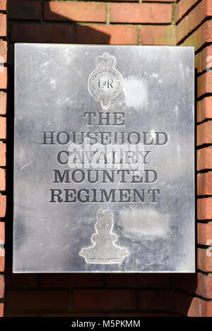 Household Cavalry Regiment Schild montiert die Hyde Park Barracks in Knightsbridge in London, am südlichen Rand des Hyde Park Stockfoto