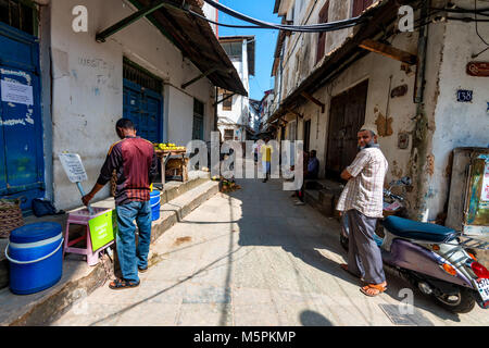 STONE Town, Sansibar - Januar 9, 2015: Straße von Stone Town an einem sonnigen Tag Stockfoto