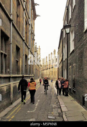 Fußgänger und Radfahrer auf einer schmalen Straße in Cambridge, Vereinigtes Königreich. Stockfoto