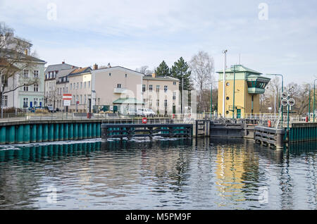 Spandau sperrt auf der Havel in der Nähe der Altstadt Spandau mit seinem Tor und Gebäude, die Verbindung der Oberen und Unteren Wasserstrasse Havel Wasserstrasse Havel Stockfoto