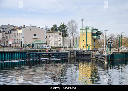 Spandau sperrt auf der Havel in der Nähe der Altstadt Spandau mit seinem Tor und Gebäude, die Verbindung der Oberen und Unteren Wasserstrasse Havel Wasserstrasse Havel Stockfoto