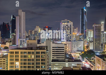 Panama City, Panama - November 3, 2017: Skyline von Panama City bei Nacht mit Towerbank und Venetien Grand Hotel. Blick vom Dach des Tryp von Windham Stockfoto