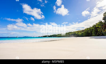 Unglaublich schönes Paradies Strand. weißer Sand, türkises Wasser, Palmen am tropischen Strand Anse Lazio, Praslin, Seychellen Stockfoto