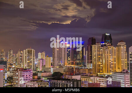 Panama City, Panama - November 4, 2017: Skyline von Panama City bei Nacht. Blick vom Dach des Hotel Tryp von Windham. Stockfoto