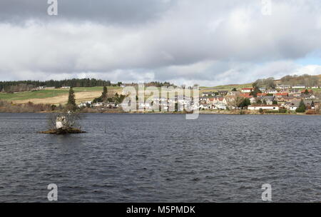 Kleines Haus oder Broons Haus auf der kleinen Insel im Loch Shin Lairg Schottland März 2012 Stockfoto