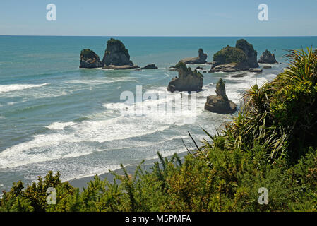 Native Bush Frames ein Strand bei Ebbe auf dem West Coast Beach, South Island, Neuseeland Stockfoto