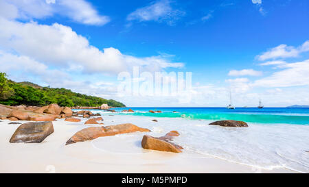 Unglaublich schönes Paradies Strand. weißer Sand, türkises Wasser, Palmen am tropischen Strand Anse Lazio, Praslin, Seychellen Stockfoto