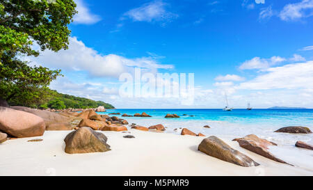 Unglaublich schönes Paradies Strand. weißer Sand, türkises Wasser, Palmen am tropischen Strand Anse Lazio, Praslin, Seychellen Stockfoto