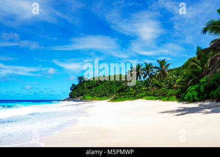 Malerisch schöne Paradise Beach Anse Bazarca auf Mahé. weißer Sand, türkises Wasser, Palmen, Granitfelsen, Seychellen Stockfoto