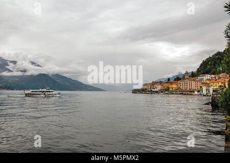 Blick auf den Comer See in bewölkten Tag mit den Gebäuden von Bellagio, ein charmantes Dorf zwischen dem See und den Bergen der Alpen. Stockfoto