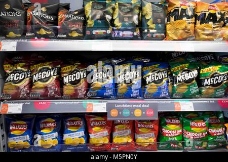 Chips auf den Verkauf in einem britischen Supermarkt. Stockfoto