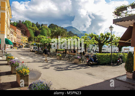 Comer see, Italien. Anzeigen von Menschen zu Fuß an der Straße entlang der Ufer des Comer Sees in Bellagio, einem reizenden Dorf, zwischen dem See und den Bergen der Alpen. Stockfoto